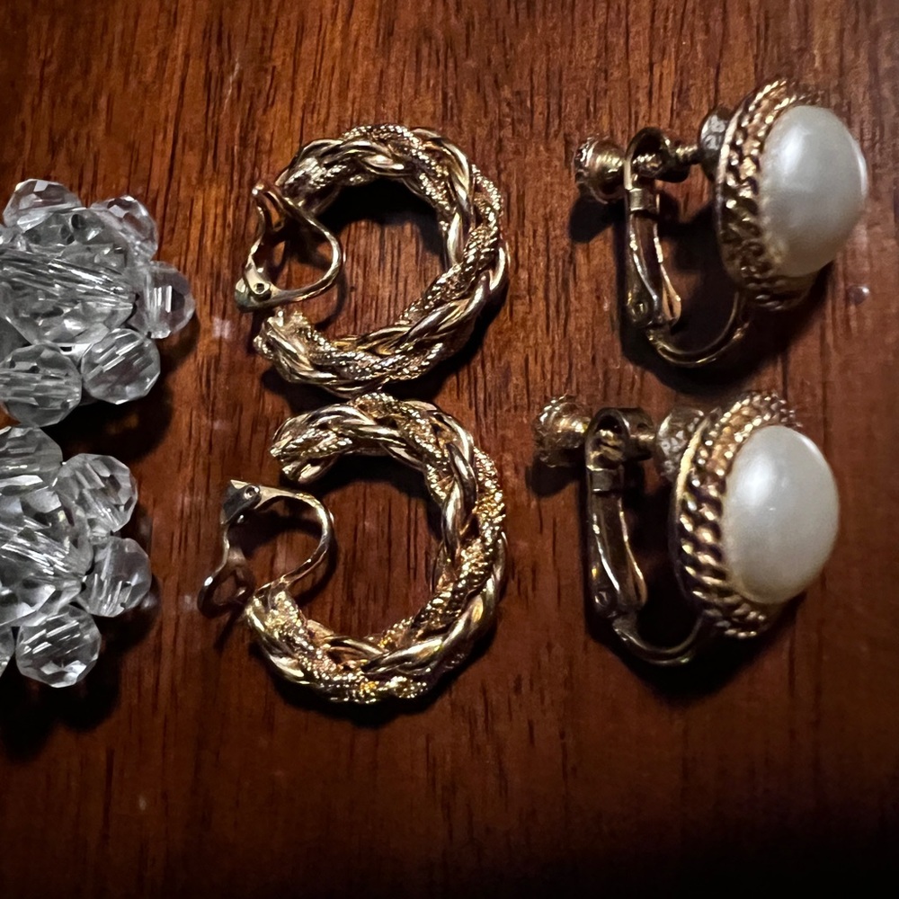 Vintage Clip On Earrings - Picture 2 of 4
